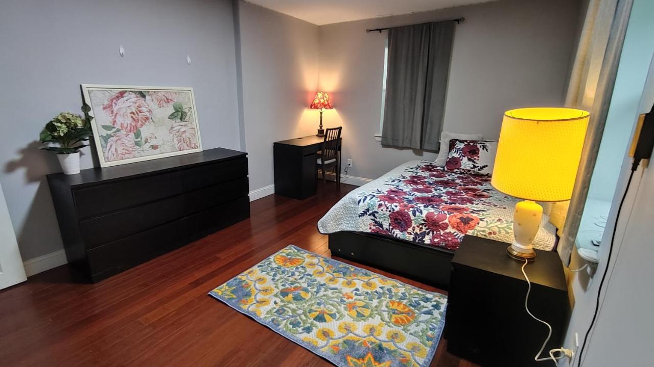 Chambre Lit Queen-Size avec Salle de Bains Commune