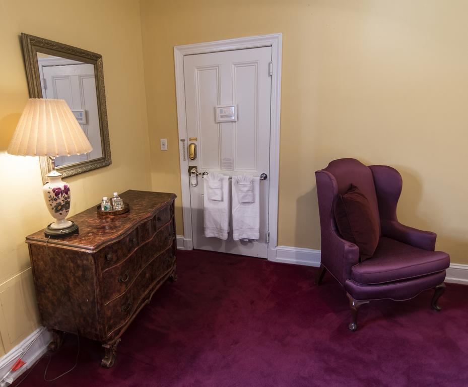 Chambre Lit Queen-Size avec Salle de Bains Commune N° 1